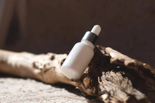 Doğal arka planda cam bir kavanozdaki deri için doğal kozmetik ürünleri..