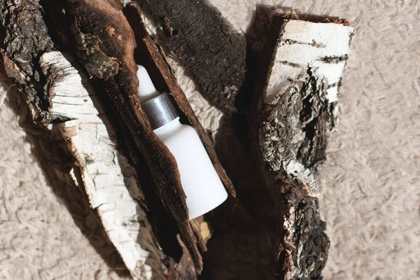 Doğal arka planda cam bir kavanozdaki deri için doğal kozmetik ürünleri..