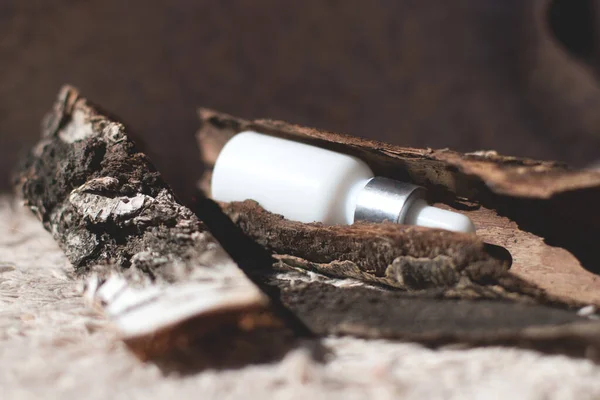 Doğal arka planda cam bir kavanozdaki deri için doğal kozmetik ürünleri..