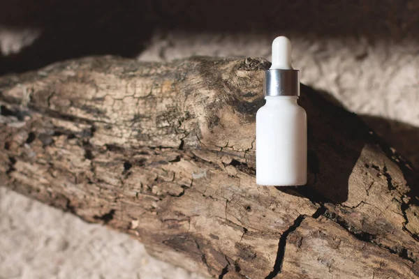 Doğal arka planda cam bir kavanozdaki deri için doğal kozmetik ürünleri..