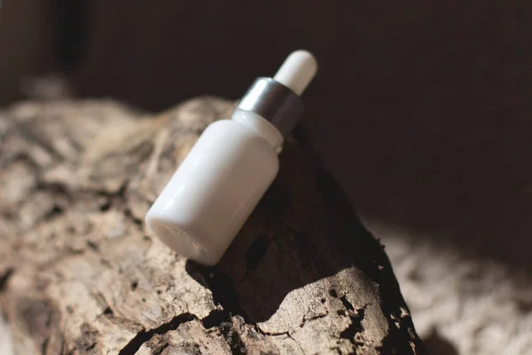 Doğal arka planda cam bir kavanozdaki deri için doğal kozmetik ürünleri..