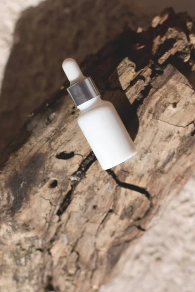 Doğal arka planda cam bir kavanozdaki deri için doğal kozmetik ürünleri..