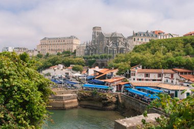 Arka planda Santa Eugenia mahzeninin olduğu eski Biarritz limanı.