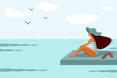 Kırmızı mayo ve kumsalda sarı şapkalı hoş bir kız. Yaz tatili, tatil. Mavi deniz, beyaz bulutlar. Bir kadın güneşin tadını çıkarıyor. Yaz konsepti, tatil ve plaj konsepti.