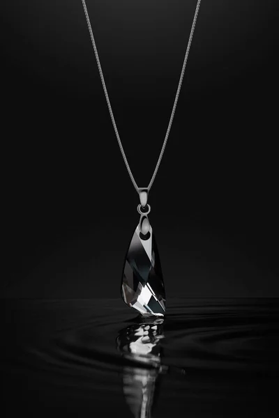Diamantový náhrdelník izolovaný na černé. — Stock fotografie