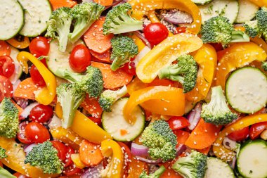 Arka planda susamlı taze salata.. 