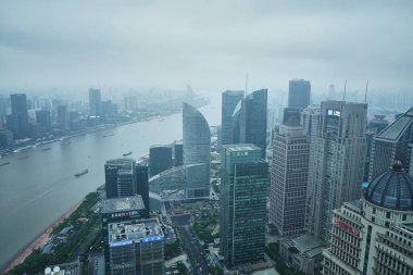Sisteki modern gökdelenlerin hava manzarası.