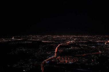 Yükseklerden güzel bir gece şehri manzarası.