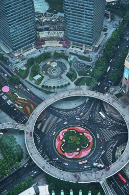 Şangay Pudong 'daki yaya geçidi manzaralı köprü.