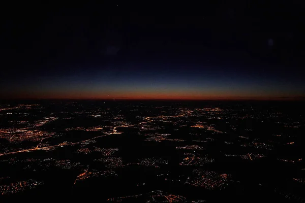 Όμορφη θέα της νυχτερινής πόλης από ύψος. Φλεγόμενο ηλιοβασίλεμα της νυχτερινής πόλης. — Φωτογραφία Αρχείου