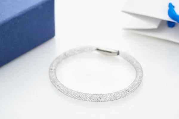 Pulseira de prata bonita com cristais isolados em branco — Fotografia de Stock