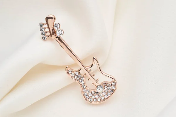 Broche de plata con forma de guitarra, con diamantes pequeños —  Fotos de Stock