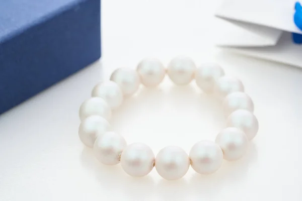 Beau bracelet perles crémeuses isolé sur fond blanc. — Photo
