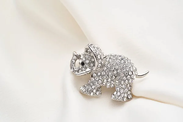 Broche de plata en forma de elefante con diamantes pequeños —  Fotos de Stock