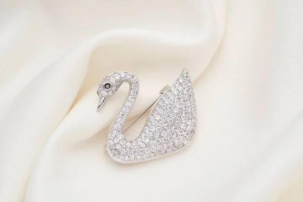 Broche en argent en forme de cygne avec de petits diamants — Photo