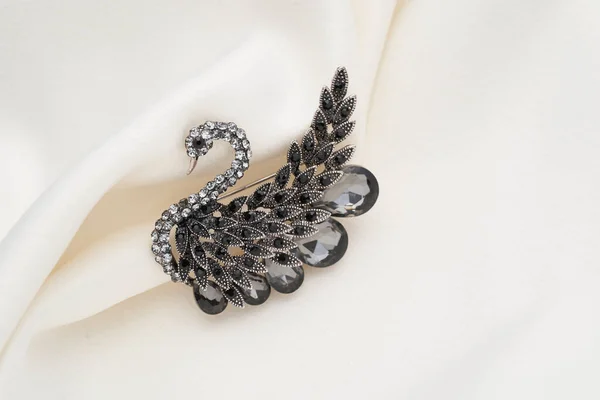 Broche de plata en forma de cisne con diamantes pequeños — Foto de Stock