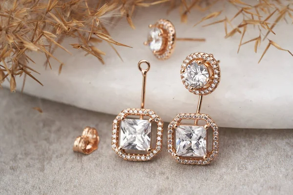 하얀 수정 과 다이아몬드가 있는 황금 귀걸이가 분리되다. — 스톡 사진