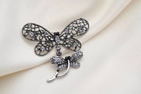 Серебряная брошь в форме бабочки с небольшими бриллиантами, изолированная на белом фоне — стоковое фото