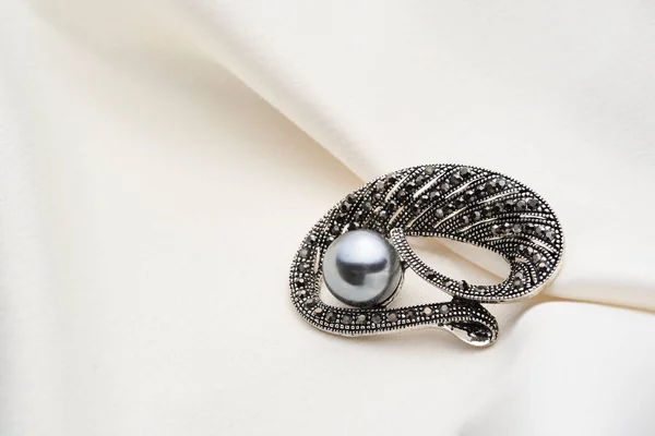 Broche met kleine diamanten en zwarte parel, geïsoleerd op witte achtergrond. — Stockfoto