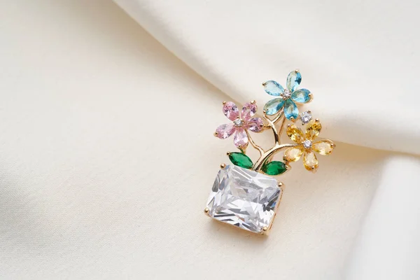 Silberfibel in Form eines Baumes mit kleinen Diamanten und weißem Kristall auf weißem Hintergrund. — Stockfoto