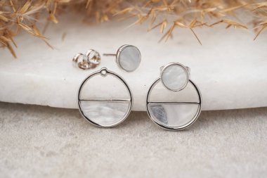 Beyaz mermerli zarif gümüş küpeler..