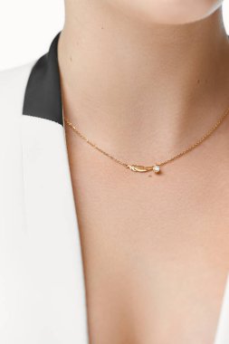 Lüks mücevherleri olan bir kadın. Sıra dışı ve zarif bir kolye..