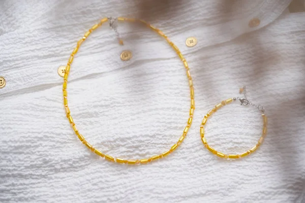 Красивий і стильний браслет з намистом жовтого бісеру, кристали ізольовані на білому тлі . — стокове фото