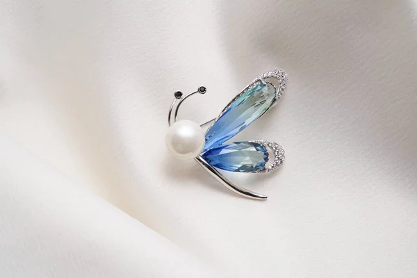 Серебряная брошь в форме бабочки, насекомое, моль с маленькими бриллиантами, изолированная на белом фоне — стоковое фото