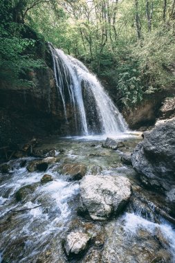 Yayladaki parkta şelale