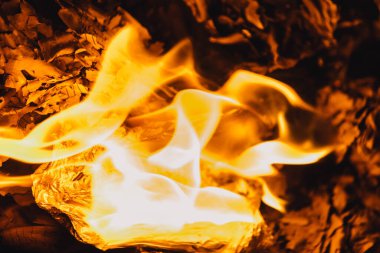 Kağıt üzerinde yangın.