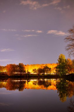 Güz ağaçlarıyla çevrili göl