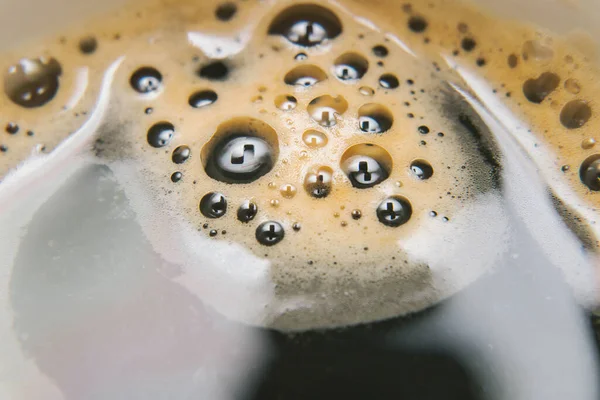 泡の少ないミルクのないコーヒーのクローズアップ — ストック写真