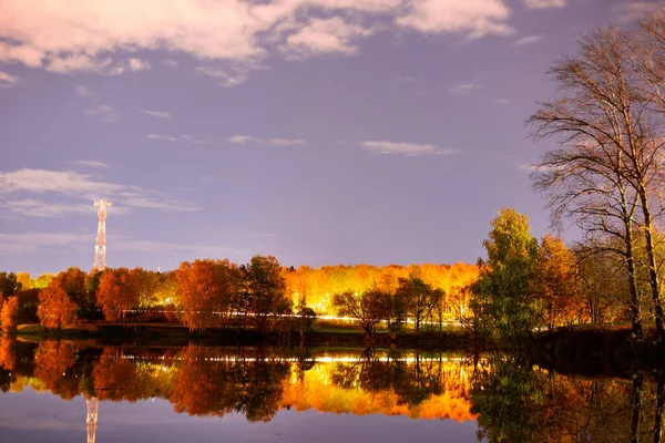 Jezero Obklopené Podzimními Stromy — Stock fotografie