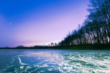 Donmuş bir gölde pembe şafak