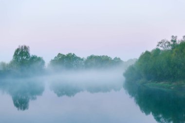 Nehrin üzerinde yoğun sabah sisi