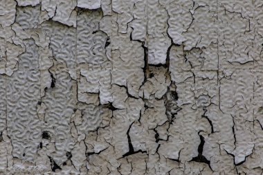 Duvarda çatlak beyaz boya var.