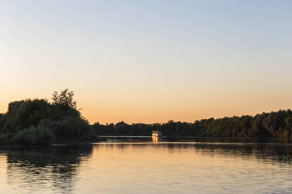 Flod Vid Ljust Orange Solnedgång — Stockfoto