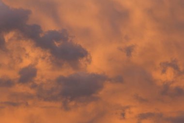 Koyu mavi bulutlar pembe günbatımı gökyüzünden