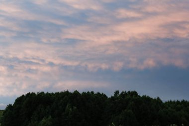 Koyu mavi bulutlar pembe günbatımı gökyüzünden