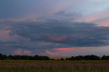 Koyu mavi bulutlar pembe günbatımı gökyüzünden