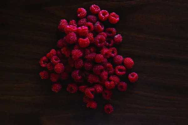 Rote Himbeeren Auf Dem Tisch — Stockfoto