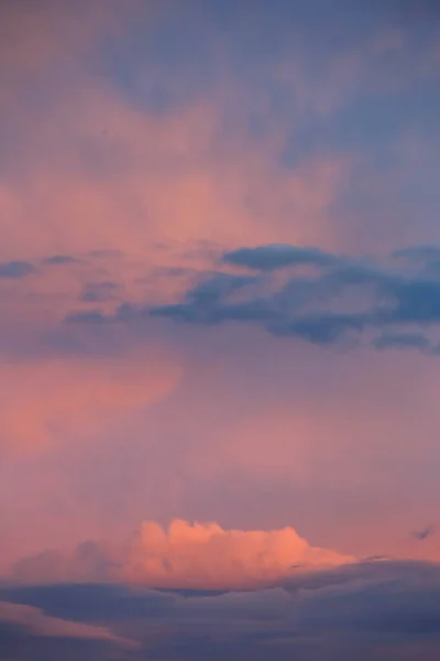 Темно Синие Облака Розовом Закатного Неба — стоковое фото