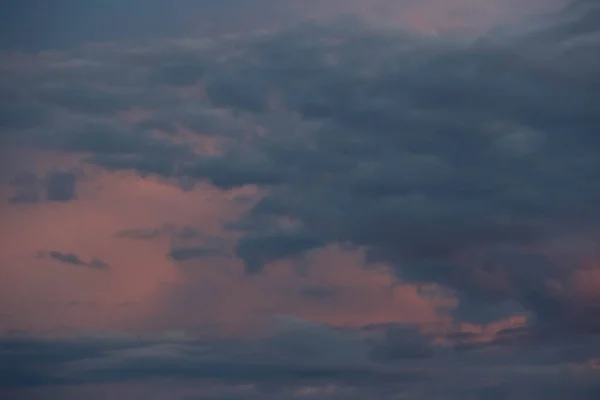 Темно Синие Облака Розовом Закатного Неба — стоковое фото
