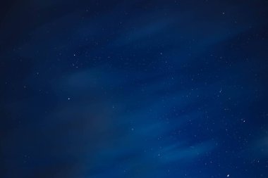 Mavi yıldızlı gökyüzü gri bulutlar arasında