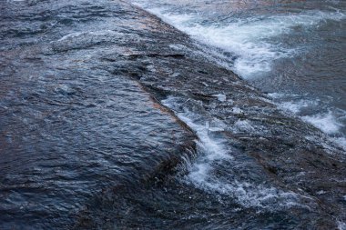 Nehirde küçük bir şelale