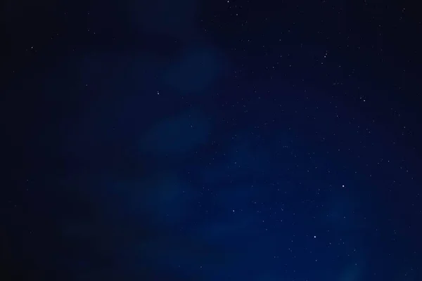 Mavi Yıldızlı Gökyüzü Gri Bulutlar Arasında — Stok fotoğraf