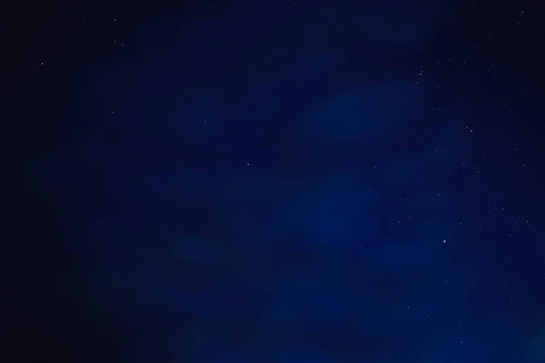 Cielo Stellato Blu Attraverso Nuvole Grigie — Foto Stock