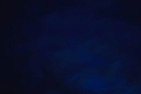 Céu Estrelado Azul Através Nuvens Cinzas — Fotografia de Stock