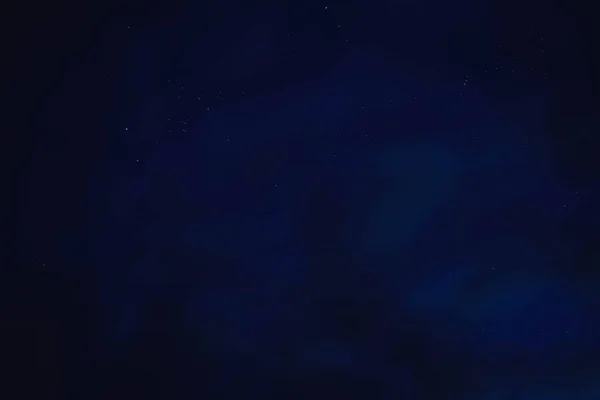 Голубое Звездное Небо Сквозь Серые Облака — стоковое фото