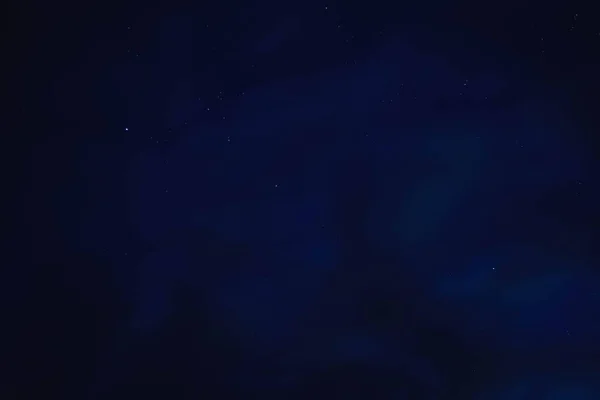 Μπλε Έναστρο Ουρανό Μέσα Από Γκρίζα Σύννεφα — Φωτογραφία Αρχείου